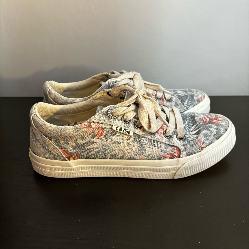 Taos comfort sneaker. Size US 8. Tropical print. White sole.
